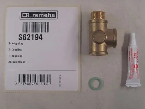 T-Stück aus Messing, mit einer Verpackung von Remeha. Neben dem T-Stück befinden sich eine grüne Dichtung und ein Röhrchen mit Kleber.